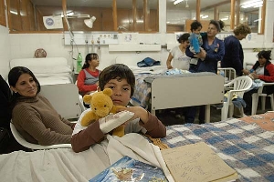 SERVICIO. Un millar de chicos pasan todos los meses por los consultorios externos y guardias de emergencia del centro pediátrico bandeño.